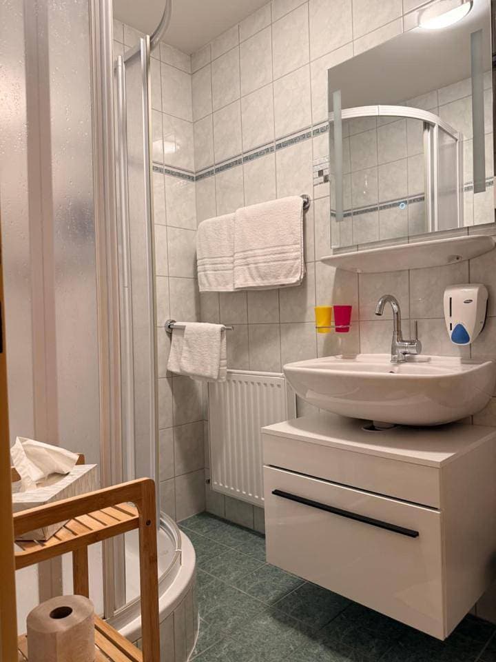 Foto 10 von 11: Twin Room with Private Bathroom