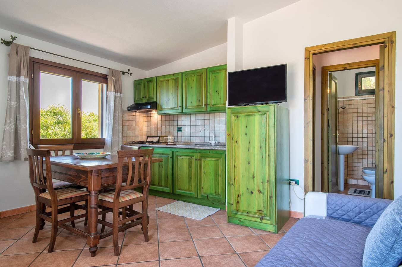 Foto 7 von 33: Ferienhaus „Vista Mozzafiato ad Isola Rossa“ mit Meerblick, privater Terrasse & Klimaanlage