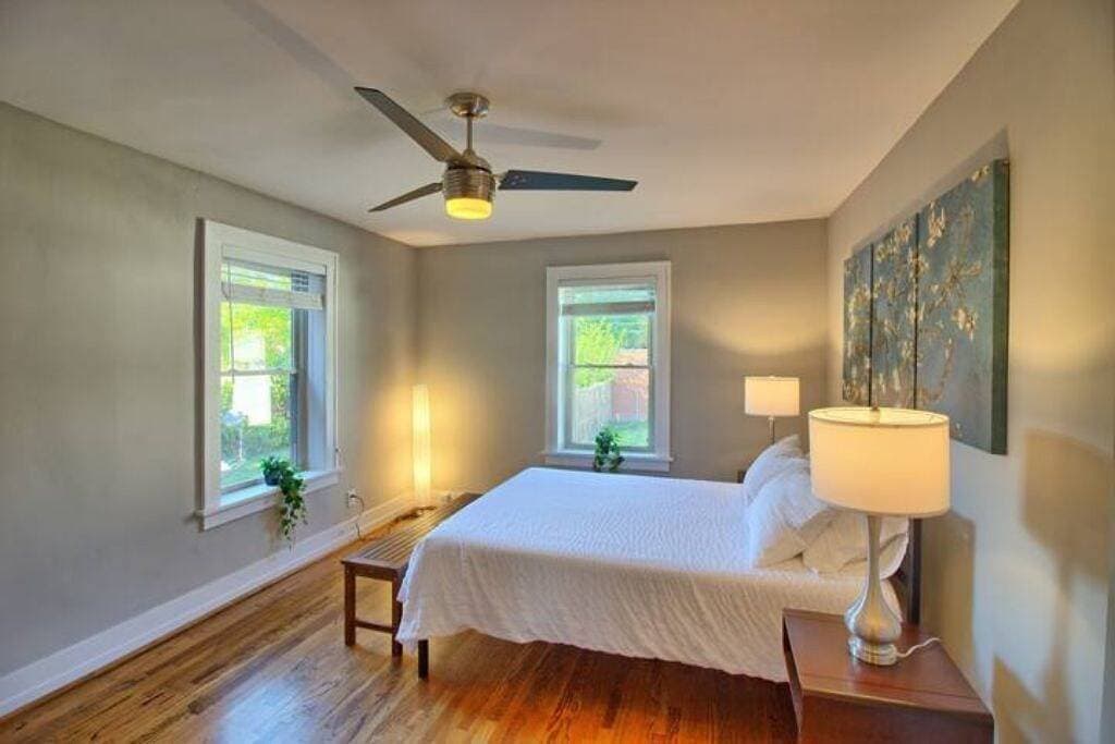 Foto 13 von 26: Stunning Minimalist Gem | Fenced Backyard + W/D