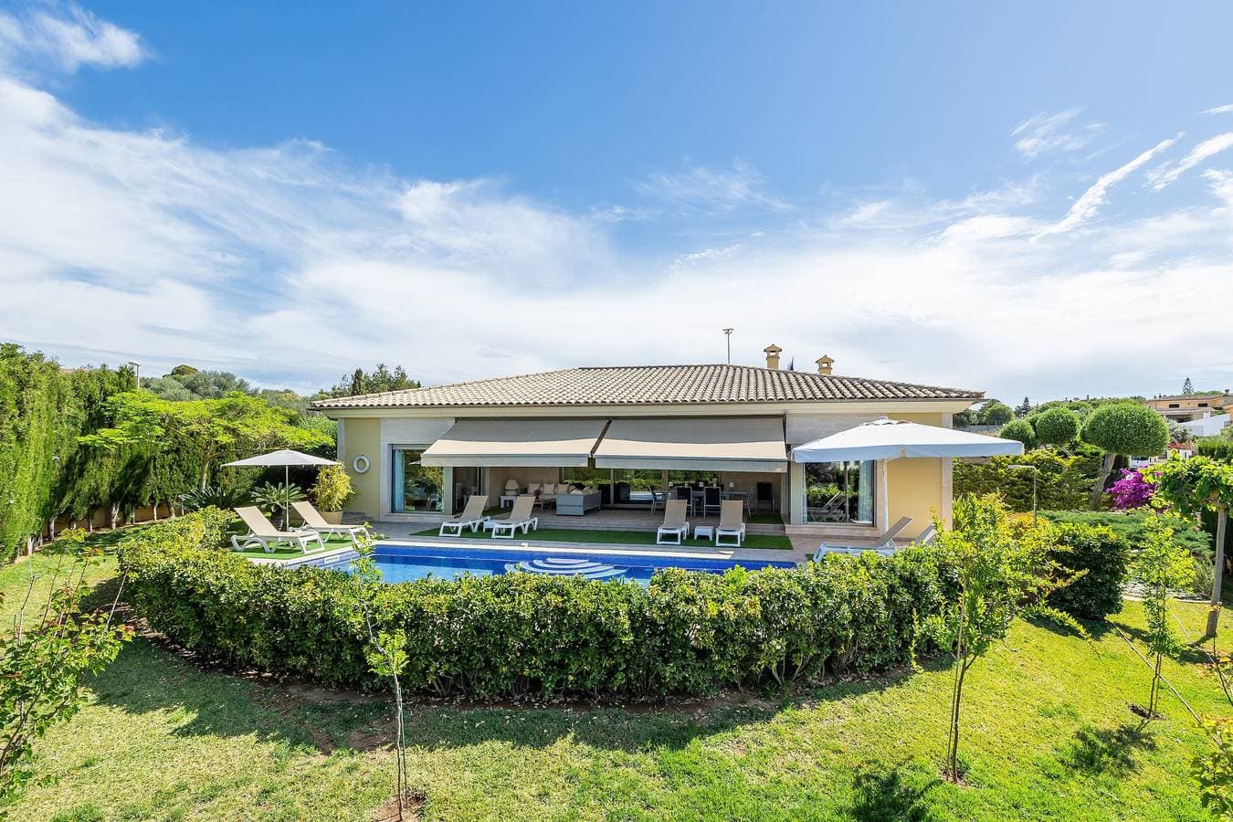 Foto 3 von 31: Villa Bellviure Luxus in Palma: Wohngebiet, privater Pool, Terrasse & WLAN