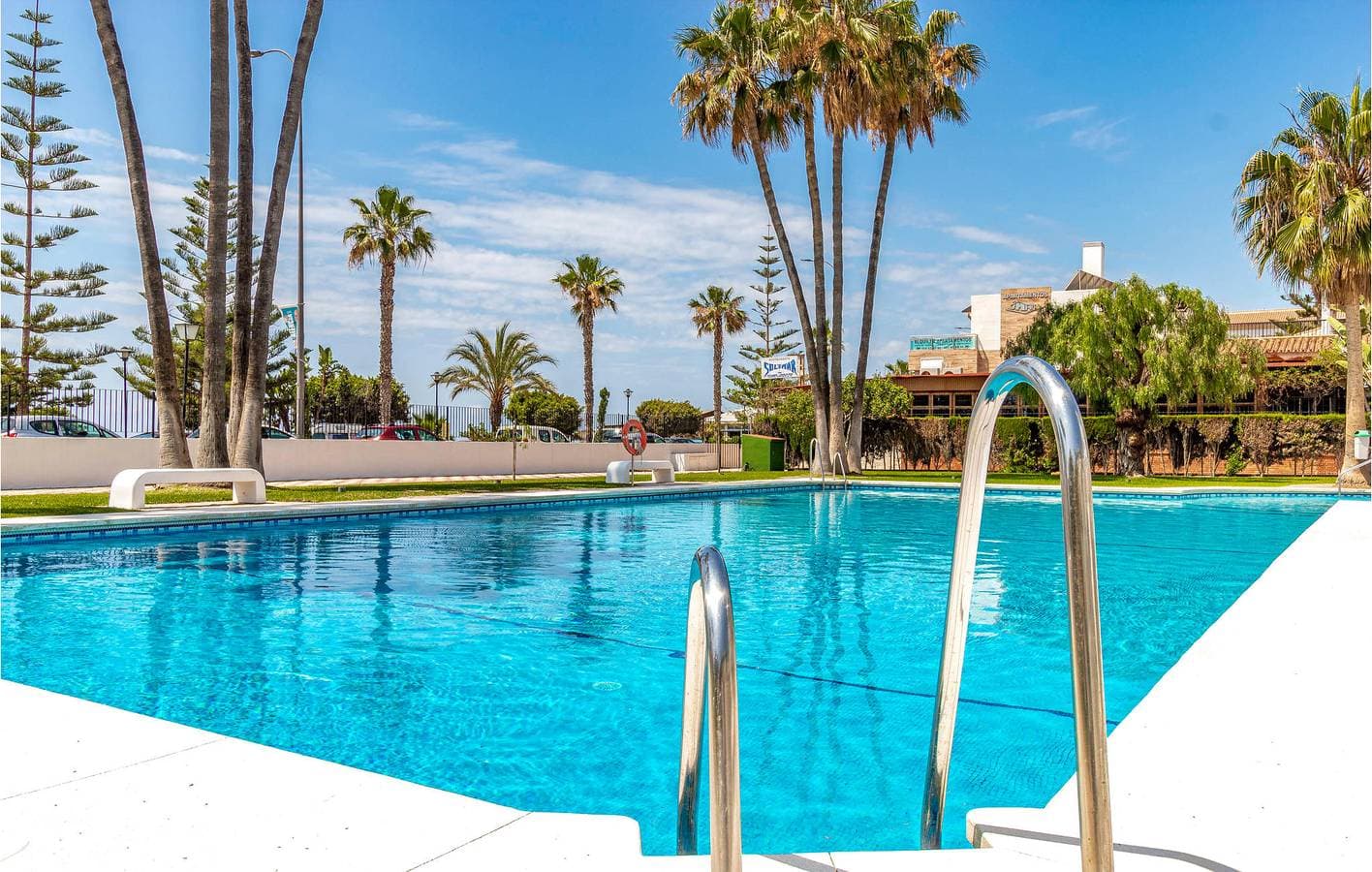 Apartment am Strand mit Wi-Fi, Klimaanlage und Pool. 1