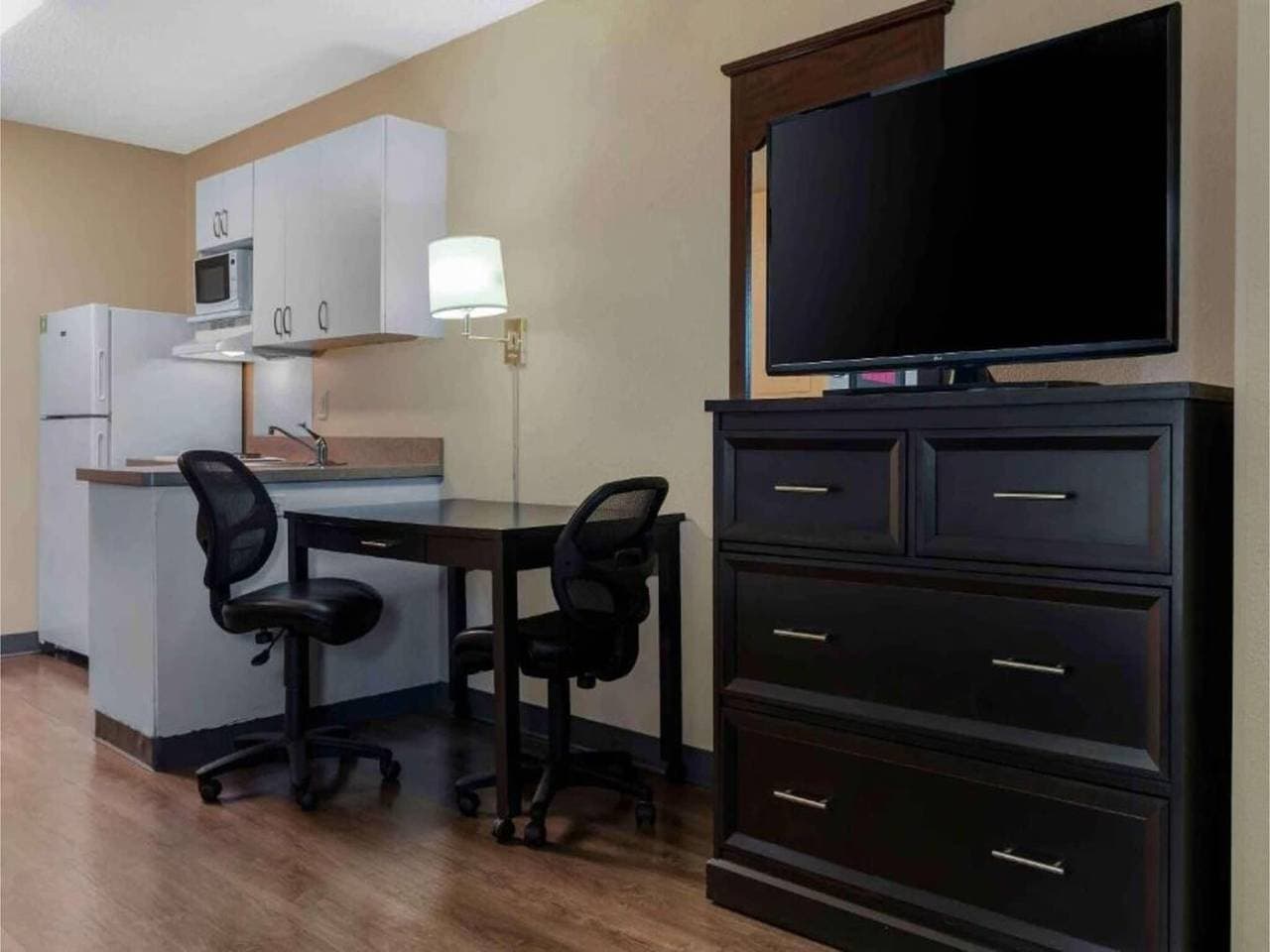 Foto 3 von 18: Entspannendes Studio Sacramento|1 Queen Bett Küche 6 Zimmer