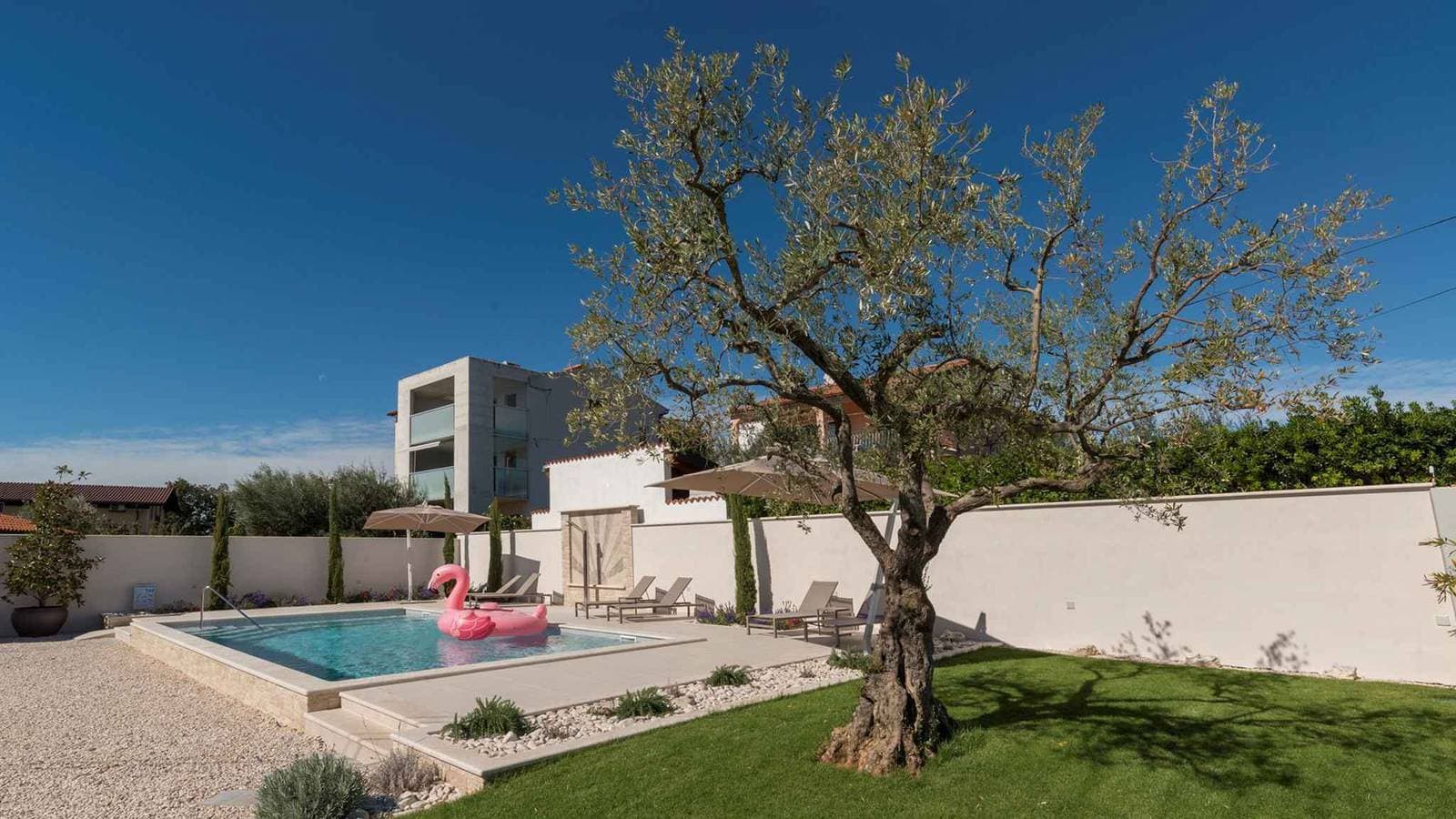 Foto 5 von 35: Villa mit Swimmingpool und Grill
