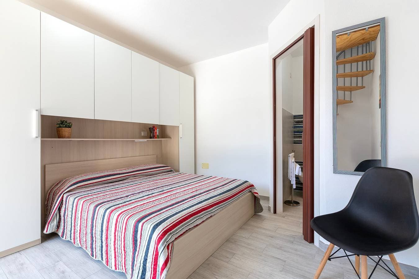 Foto 11 von 25: Ferienhaus 'Mare Nostrum' mit Bergblick, privater Terrasse und Klimaanlage