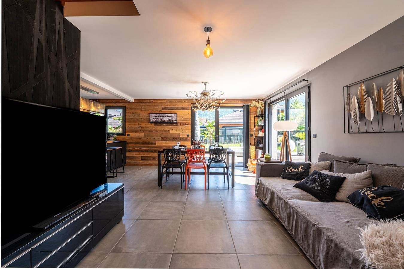 Foto 9 von 33: Villa 'Maison Neuve Proche Lac D'Annecy' mit Bergblick, privater Terrasse und Wi-Fi