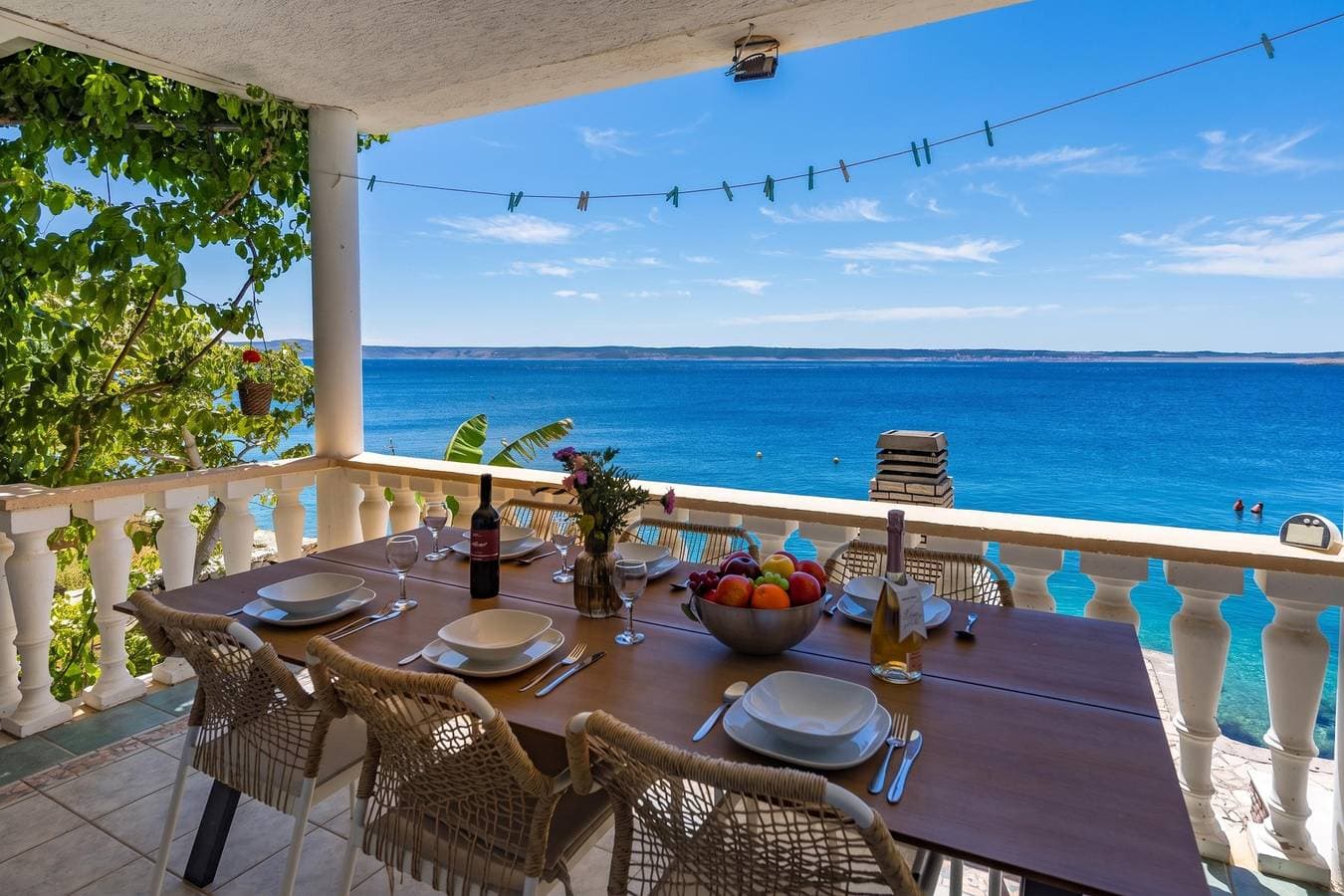 Foto 2 von 36: Seafront Escape - 4Br Beachfront Villa for 8