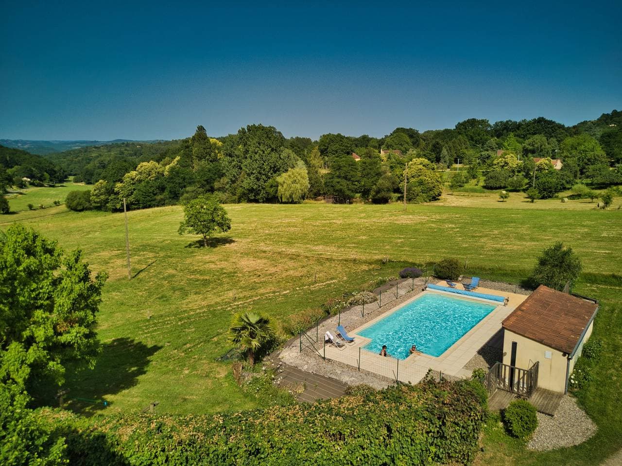 Foto 10 von 29: Gästezimmer „La Ferme De La Croix D’Allon“ mit Pool, Garten und gemeinsamem WLAN