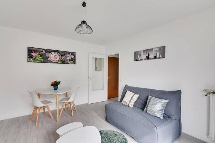 Budget apart with balcony near Paris 1