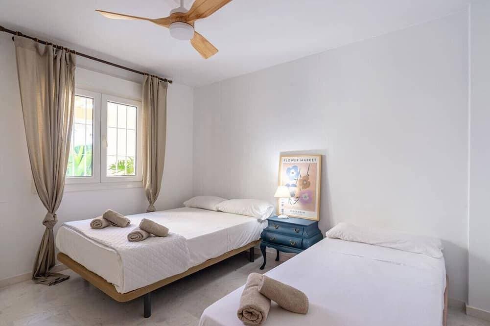Foto 5 von 30: 13 Guest Villa 3 min Walk to Beach BBQ Cinema Perfect for Groups