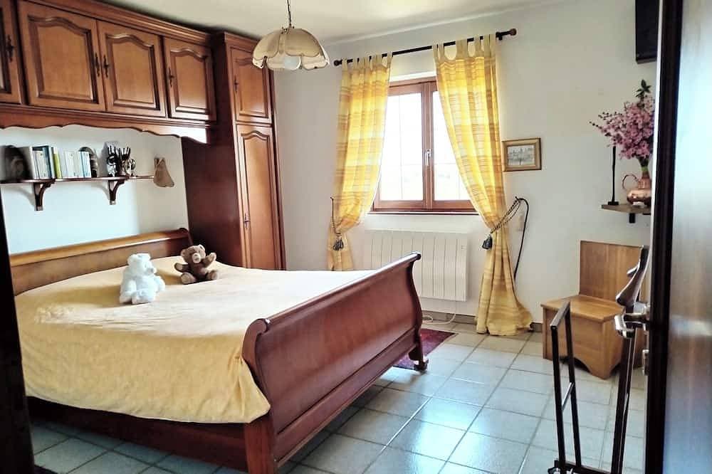 Garden apartment in country villa, swimming pool, 5 minutes from village. 1