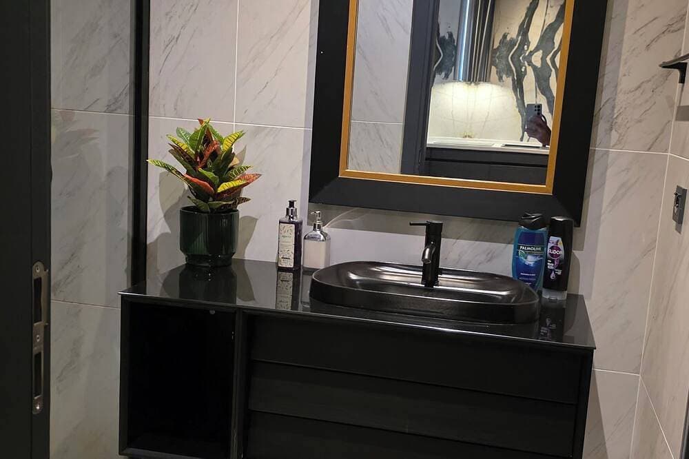 Foto 5 von 30: Cozy 1-bedroom hotel suite in terrific İstanbul with AC and gym