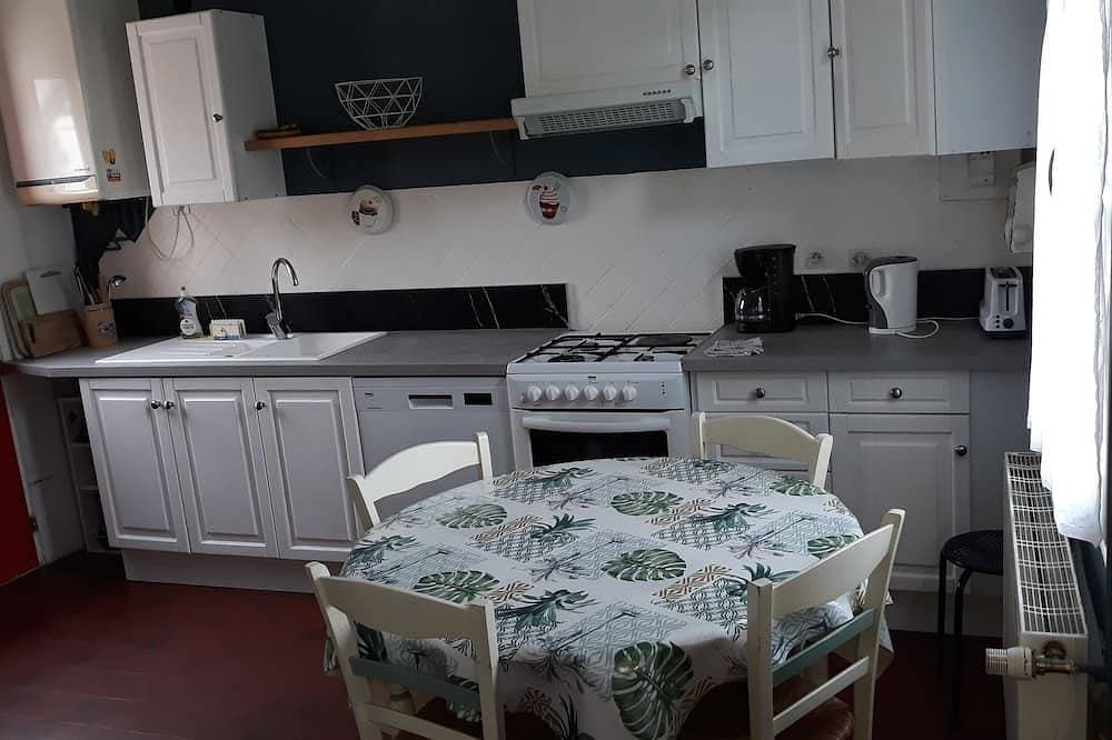 Foto 8 von 12: L'escale Arquaise, Das Haus mit einem Blumengarten