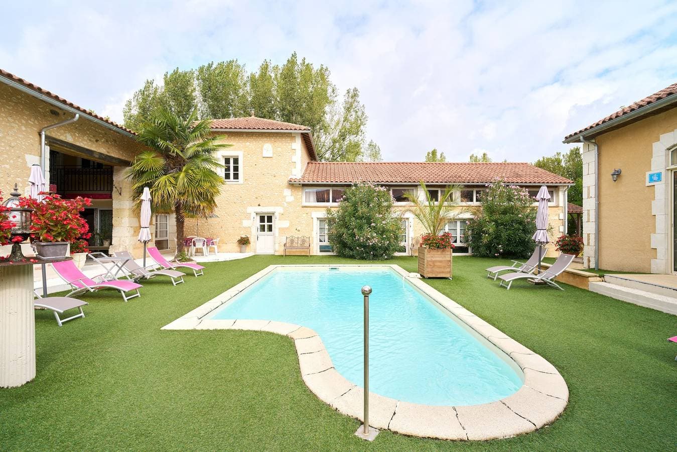 Foto 2 von 32: Périgord Elegant – Gästezimmer 'Le Pré Fleuri' mit Pool im Herzen des Ribéracois
