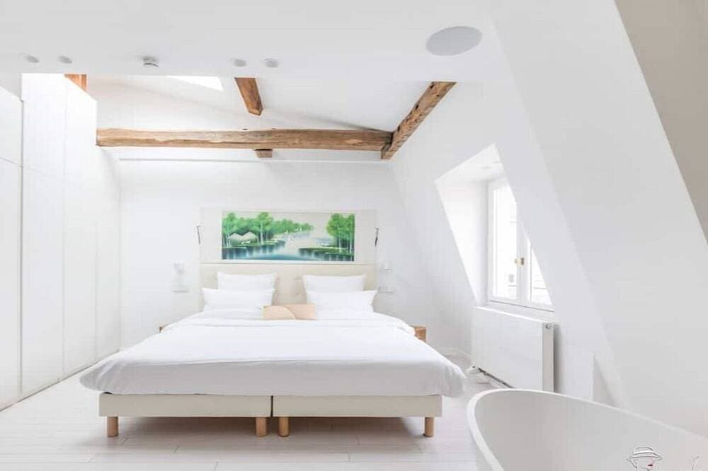 Foto 2 von 30: A Striking Sunlit Haussmann Penthouse- Luxury Living In Monceau Champs Elysees
