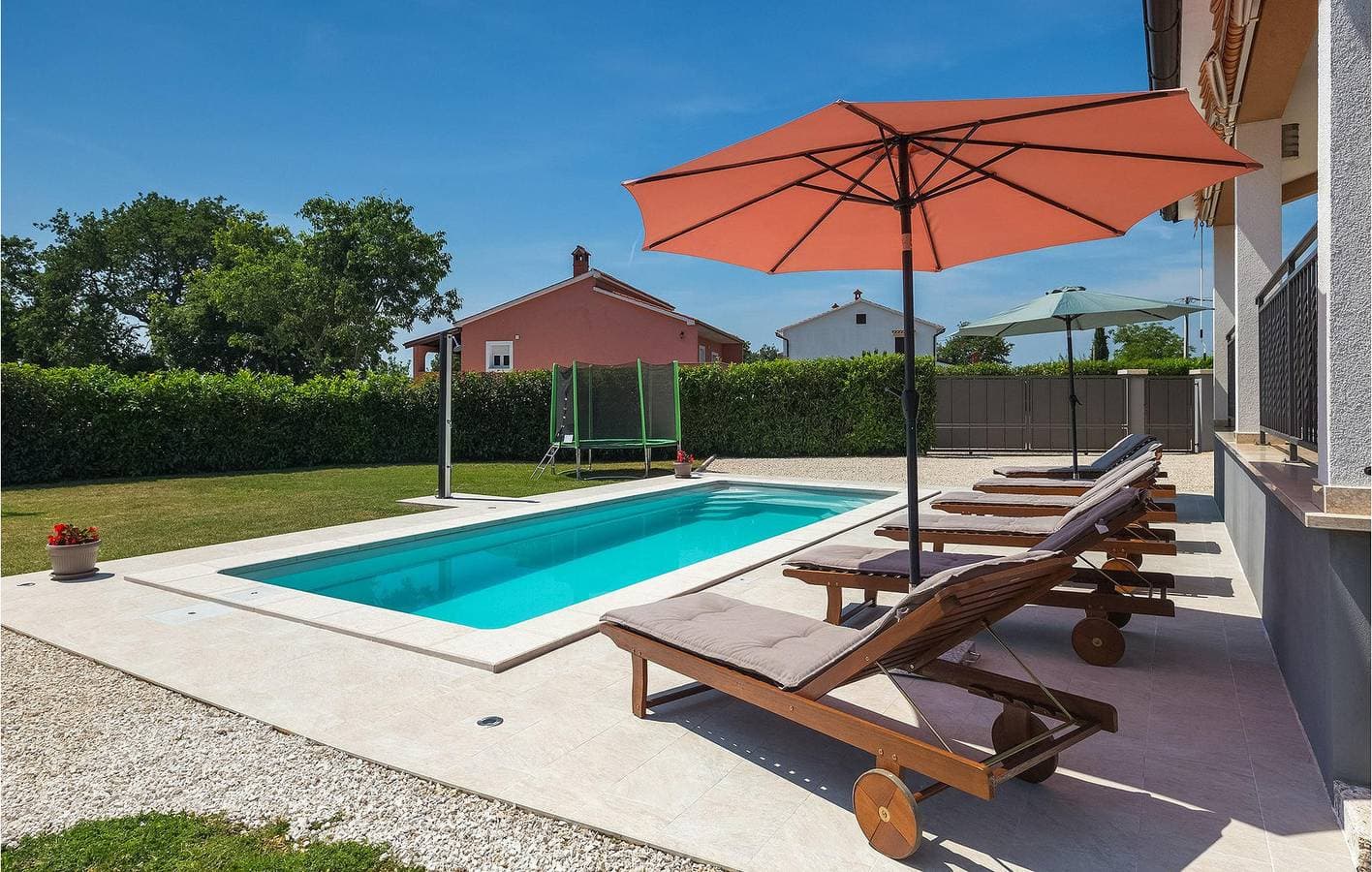 Foto 11 von 49: Geräumige 170 m² große Wohnung mit Pool, WLAN und Parkplatz