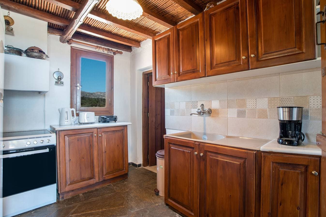 Foto 5 von 38: Black Sand Ferienhaus mit Meerblick und privater Terrasse
