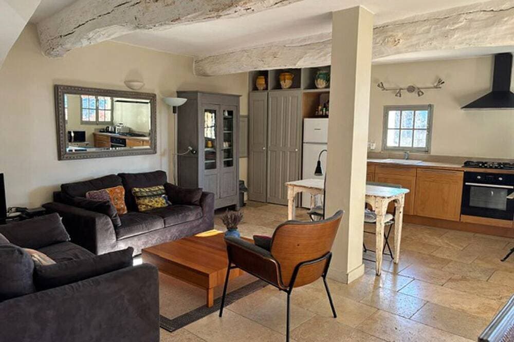 Deluxe Two Bedroom Apartment in Lourmarin with Terrace, Stunning View of Chateau 1