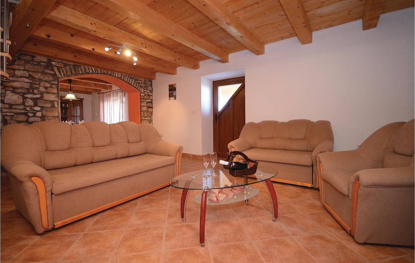 Foto 13 von 34: Gemütliche 2-Zimmer-Wohnung mit Terrasse, in der Nähe des Stadtzentrums von Sajini