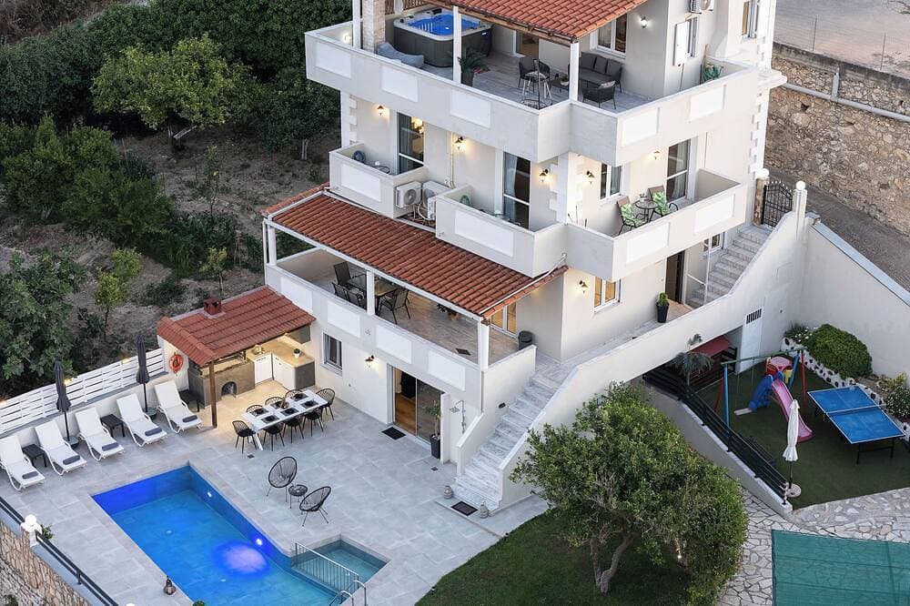 Luxusvilla mit Pool, Jacuzzi, Gym & Sauna, 10 Min. vom Strand 1