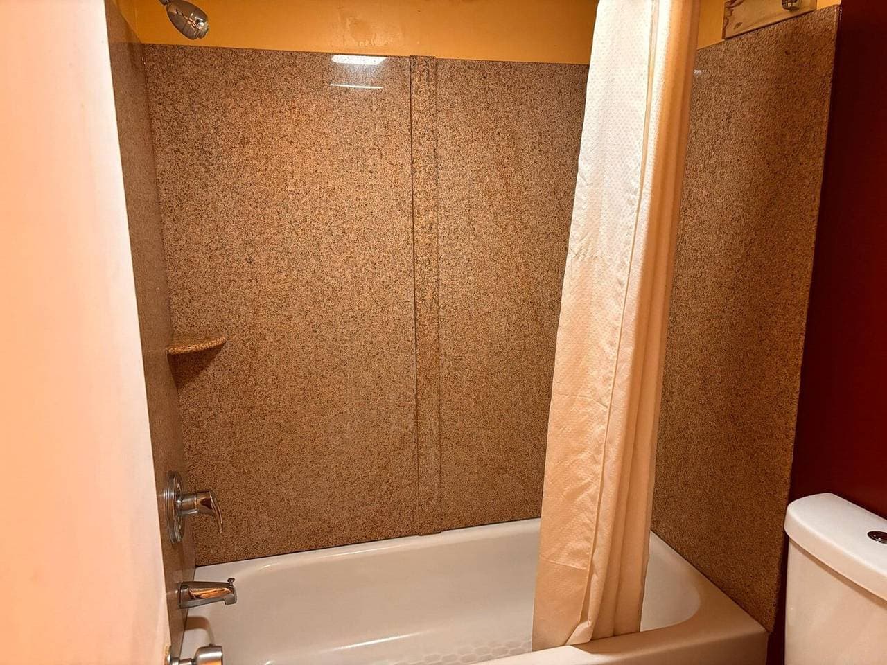 Foto 9 von 16: Kingsize-Bett | Rauchen | Newport News, Pennsylvania