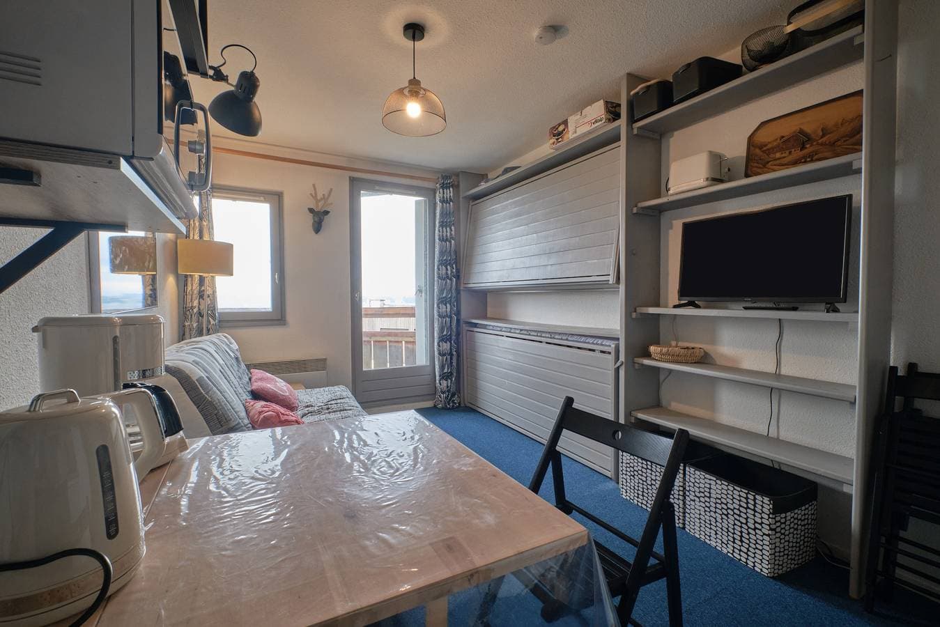 Foto 11 von 21: Ferienwohnung 'Studio Gaelle' mit Bergblick, Gemeinschaftspool und Gemeinschaftsgarten