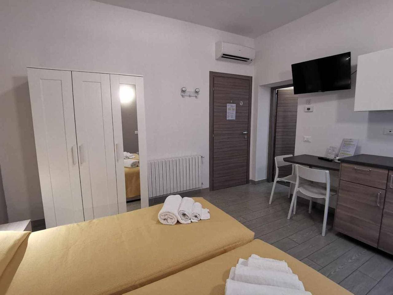 Foto 7 von 25: Twin Room with Private Bathroom