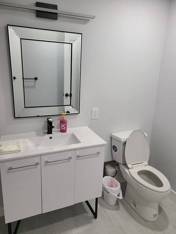 Foto 4 von 13: Emmaus contemporary private entrance guest room
