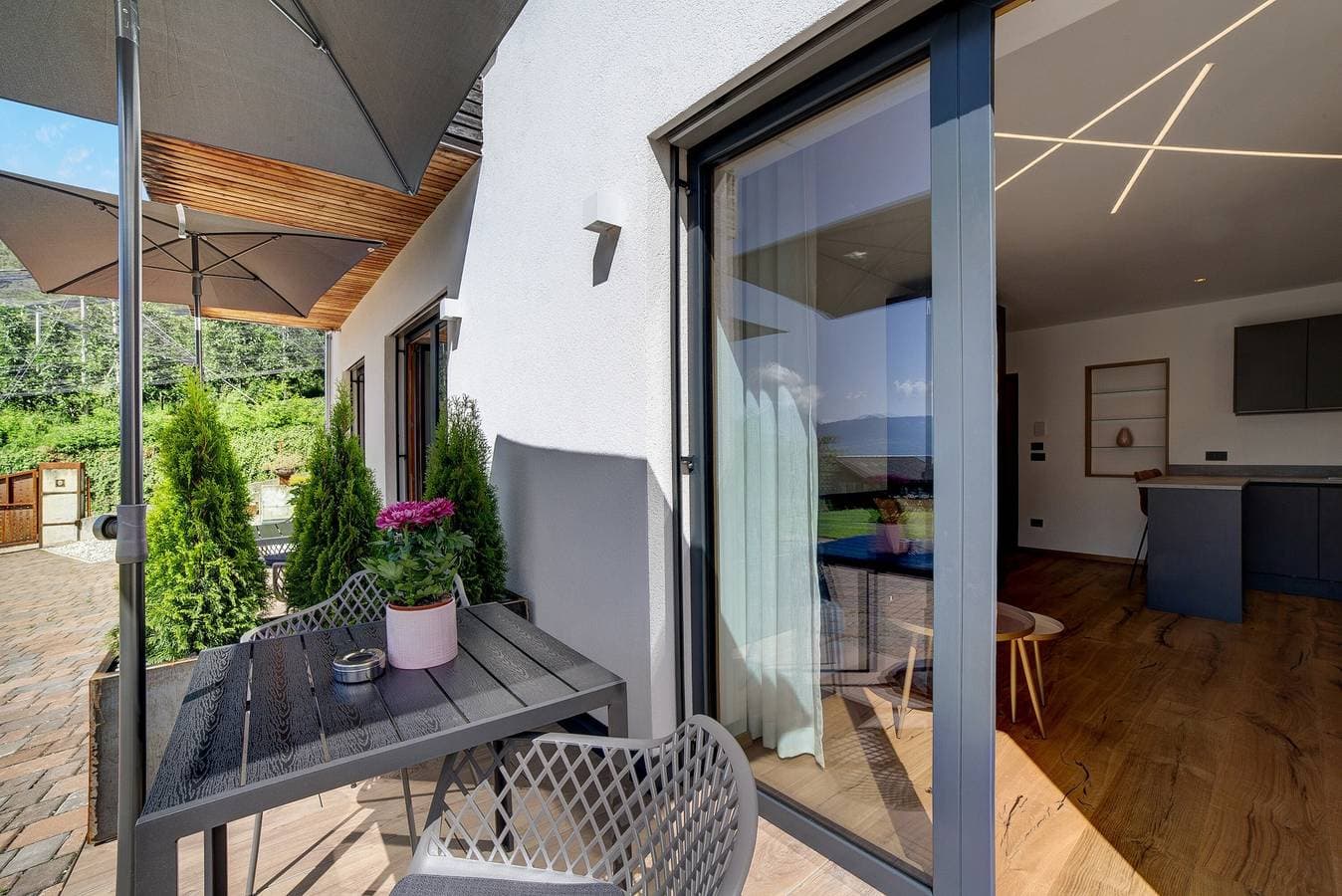 Foto 5 von 25: Ferienwohnung "Alivo Living Apartment Aurora" mit Bergblick & Garten