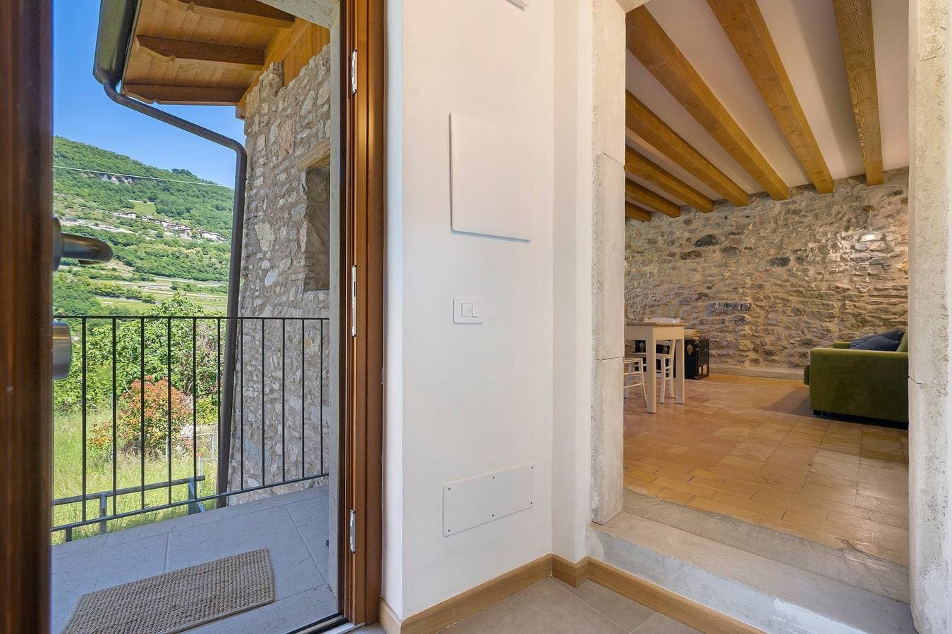 Foto 3 von 32: Casa Zucchelli, Garda Trentino: Burgblick, Privater Garten, bis 8 Personen