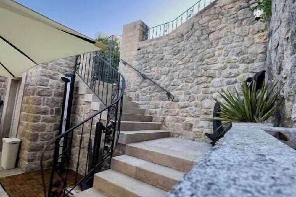 Foto 11 von 30: Charming Historic Studio with Stunning Views & Rooftop Terrace