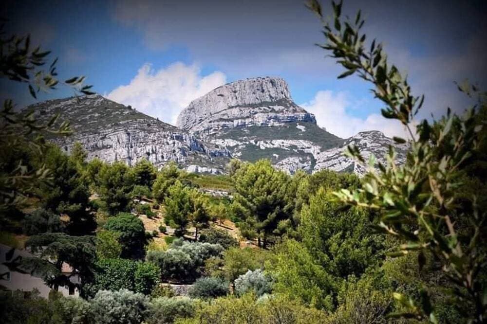 Au temps des secrets bed and breakfast Roquevaire in Provence at the foot of the Garlaban mountains 1
