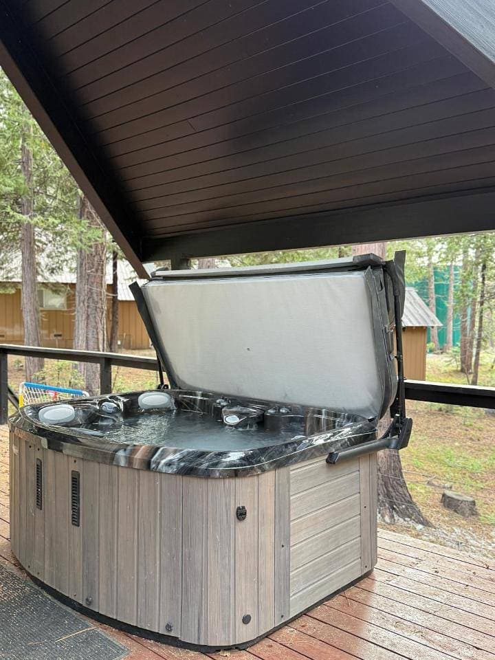 Foto 9 von 34: Modern Mountain Luxury Soak, Stay, & Be Spoiled