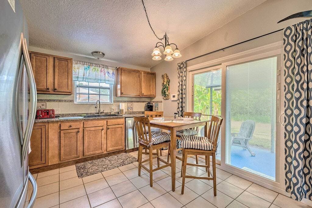 Foto 7 von 25: 2 Mi to Beach: Canal-Front Home in Hudson!