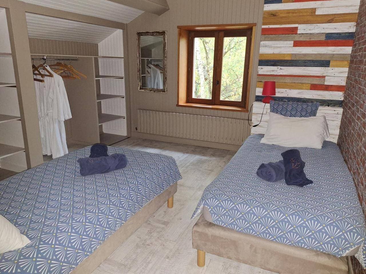 Foto 7 von 8: Standard Twin Room with Shared Bathroom