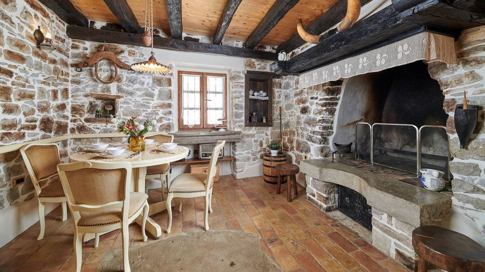 Foto 10 von 38: Ländliche Villa Katarina Gračišće mit Pools und einer Sauna