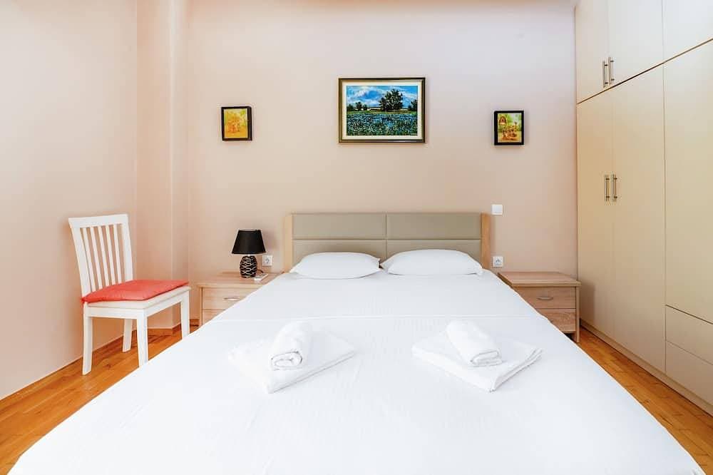 Foto 6 von 20: Charming & Authentic Gem - Walk to Port & Shops! Spacious with two balconies.