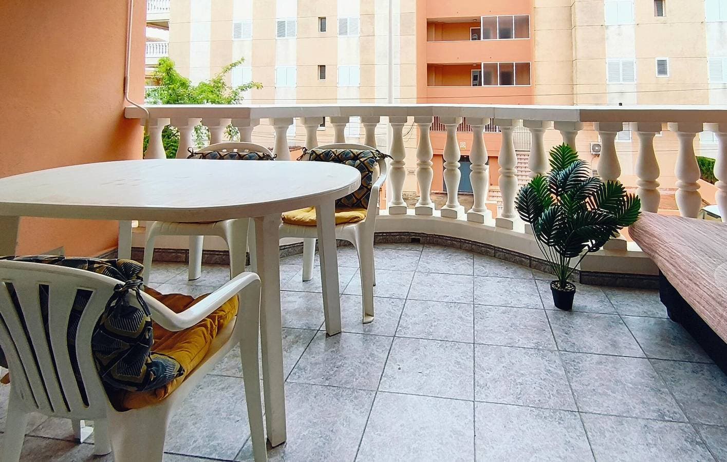 Moderne 70qm Wohnung: AC, Parkplatz, Terrasse, 100m zur Playa Masbó 1