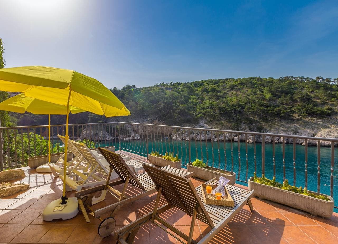 Ferienhaus Bella Mare mit herrlichem Meerblick 50m vom Strand in Vrbnik auf der Insel Krk 1