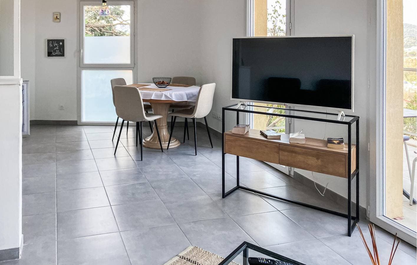 Foto 4 von 17: Gemütliche 75 m² große Ferienwohnung mit Terrasse, WLAN und Parkplatz in der Nähe von Grimaud