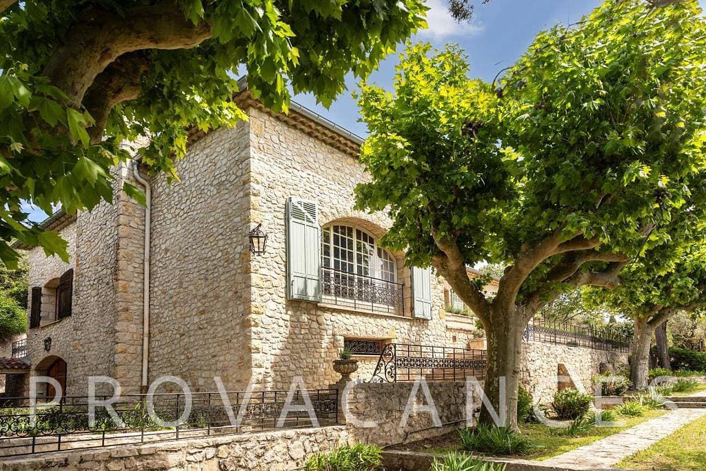 Foto 3 von 58: Wunderschöne authentische Villa mit Olivenhain und Pool in der Provence