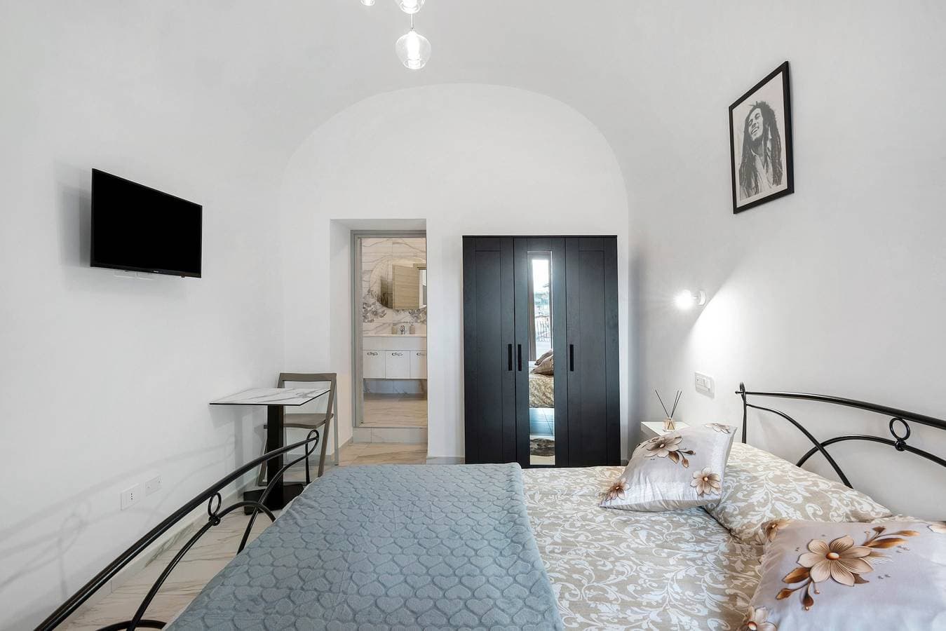 Foto 10 von 25: Zimmer Luna mit privatem Bad und Bergblick