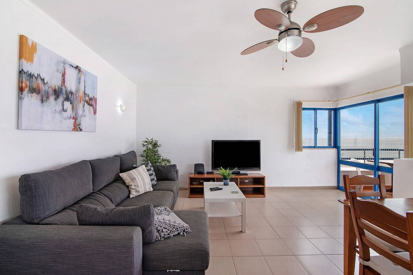 Foto 3 von 23: Ferienwohnung 'T2 2 Linha Praia Vista Mar' mit Meerblick, Balkon und Wi-Fi