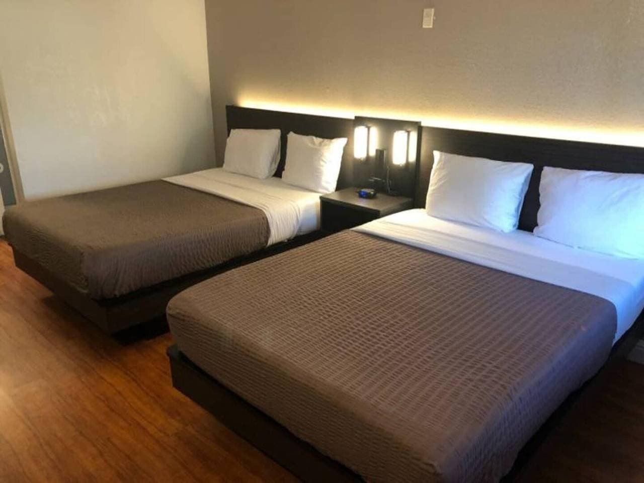 Foto 9 von 23: 2 Queensize-Betten | Nichtraucherzimmer
