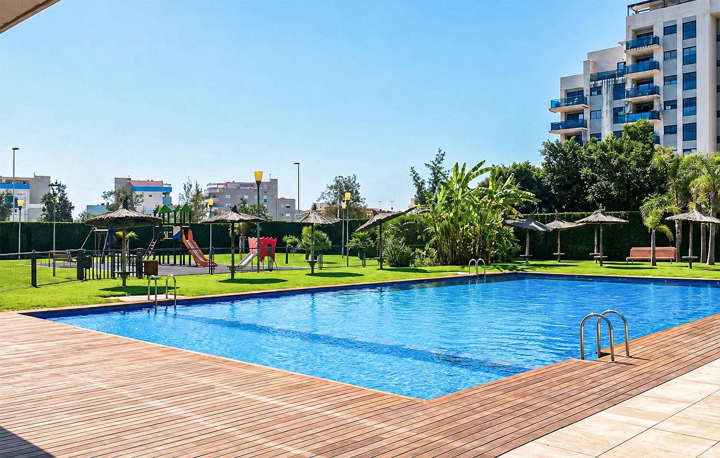 Foto 2 von 19: Modernes Apartment mit Pool, Terrasse und nur wenige Schritte vom Strand Playa Masbó entfernt