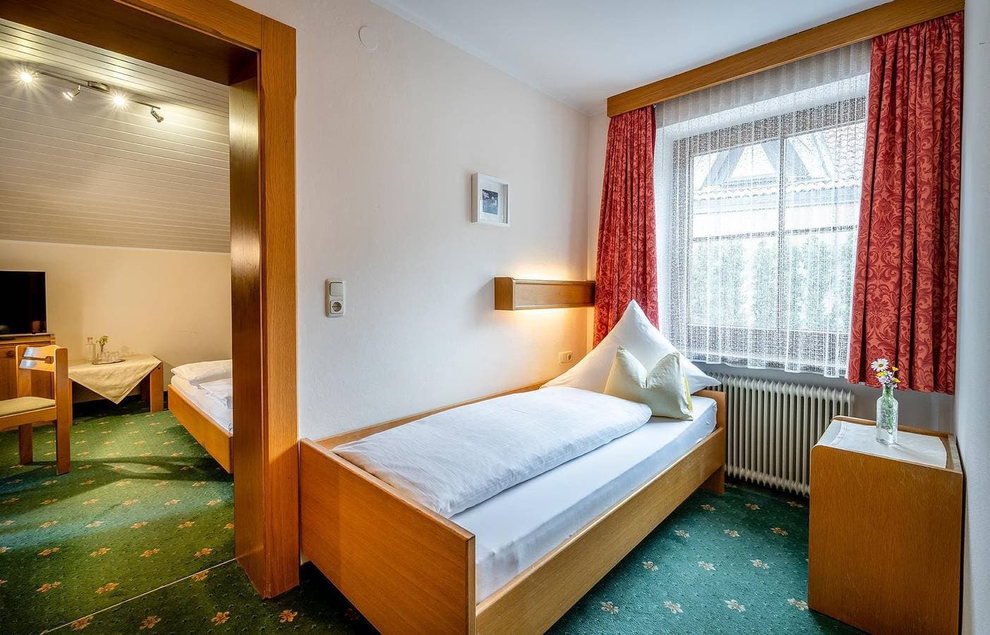 Foto 7 von 25: Familienzimmer (33 m²) - Balkon ab 14 Nächte