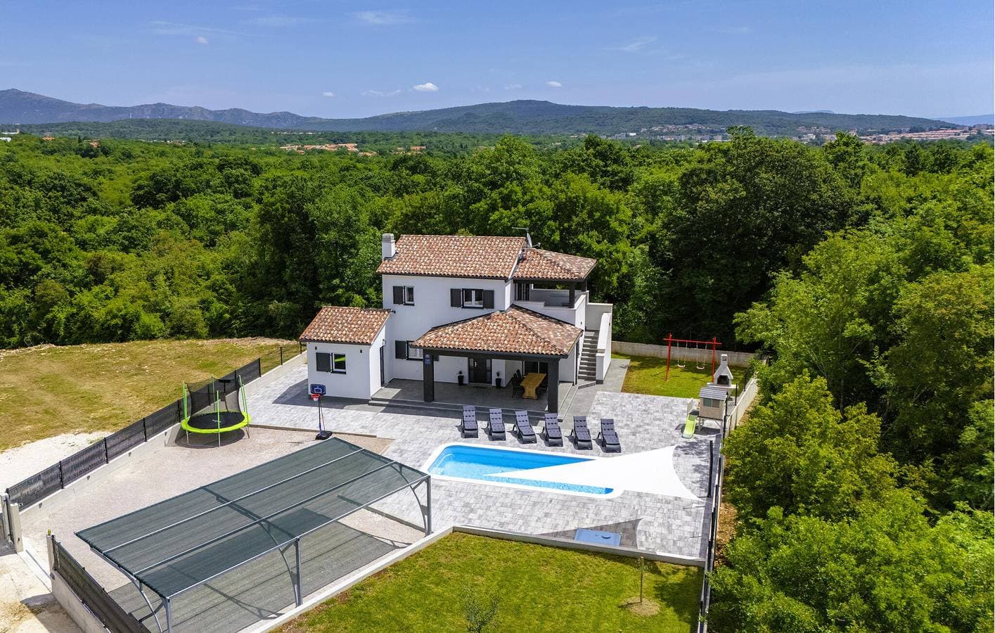 Foto 4 von 43: Geräumige 110 m² große Wohnung mit Pool und Terrasse in Raša, 2 km vom Stadtzentrum entfernt
