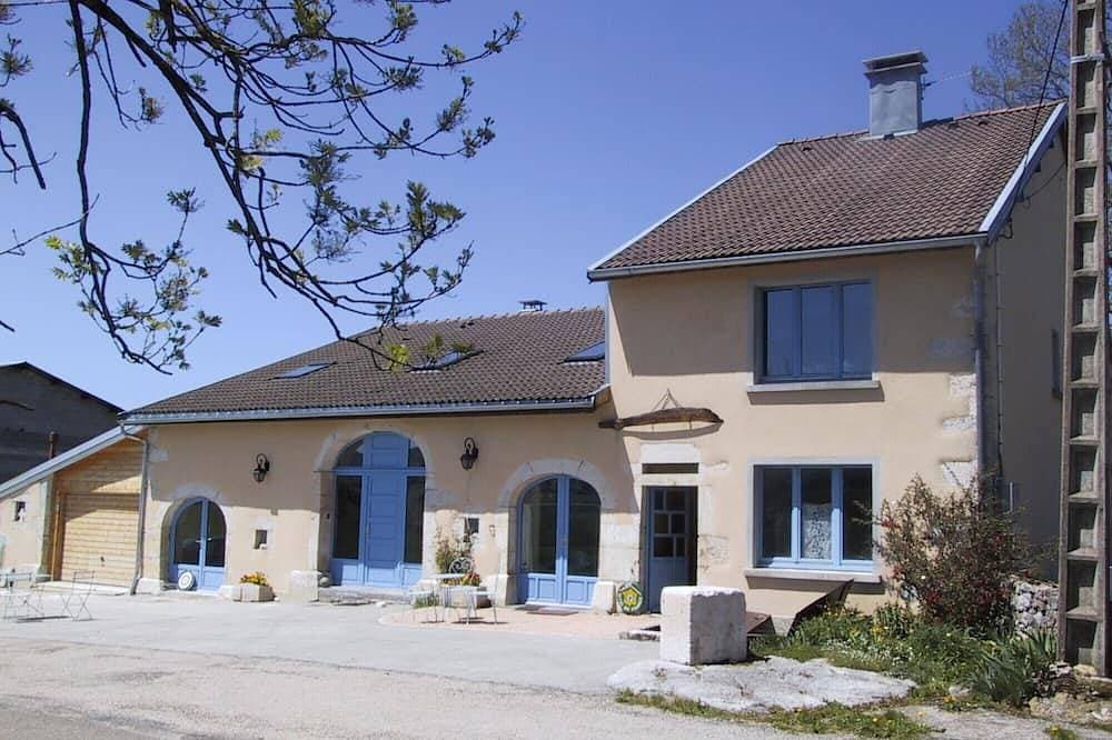 Ferienhaus in einem alten renovierten Bauernhof im Haut-Jura 1