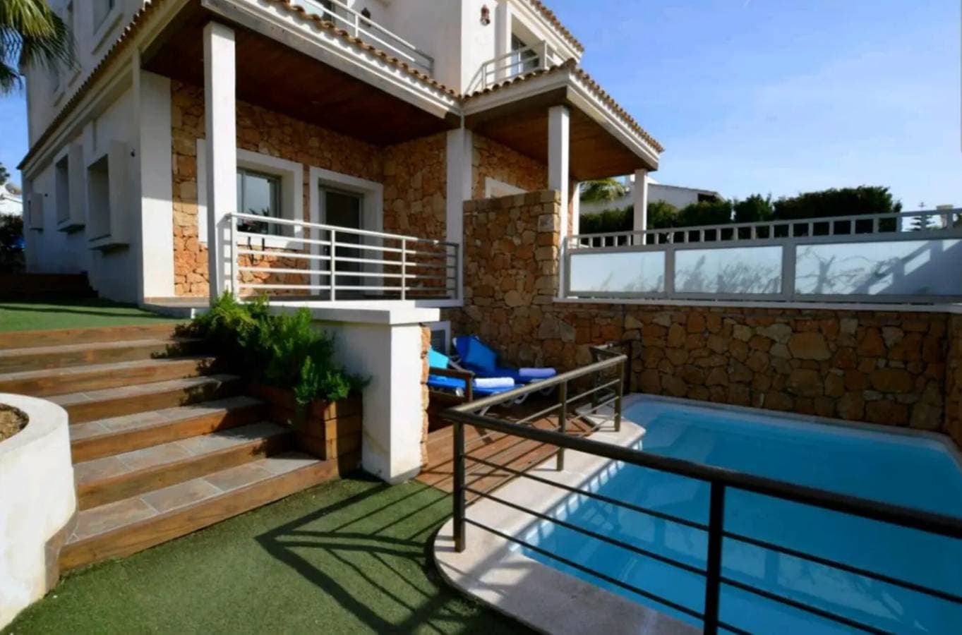 Foto 5 von 25: Geräumiges Ferienhaus Bahamas 1 mit WLAN, Pool, Balkon, Terrassen und Garten