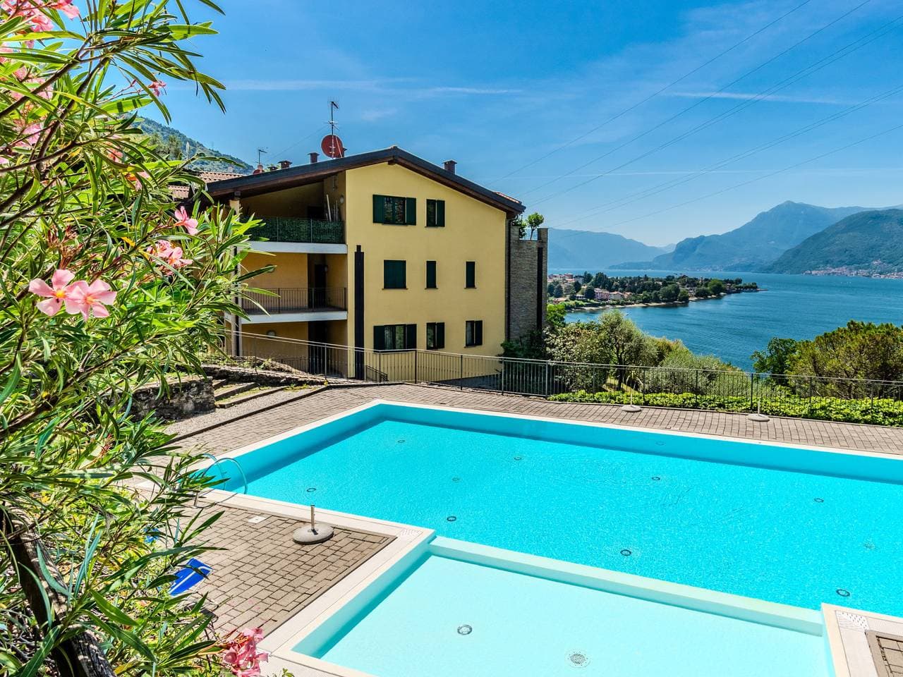 Foto 3 von 34: La Terrazza sul Lago