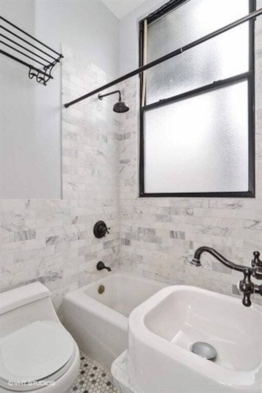 Walk to Lincoln Park, North Avenue Beach, and Second City! Lovely Old Town Charm! by AllSet Turnover 1